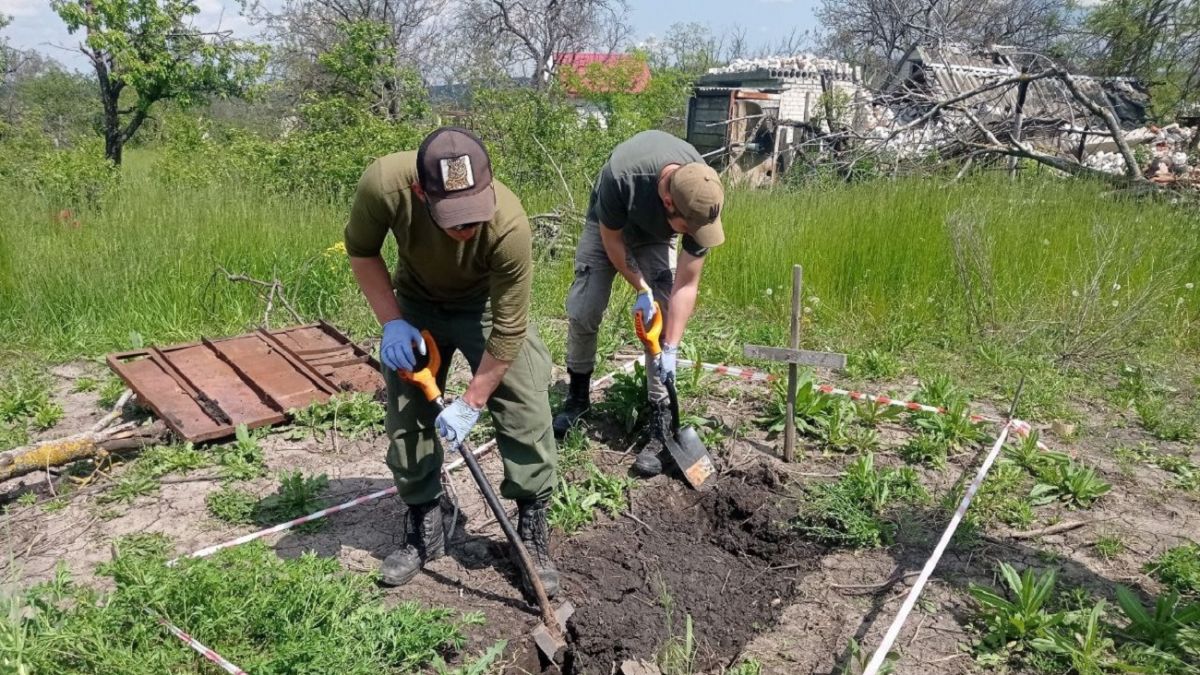 Эксгумация состоялась в Богородичном - полиция обнаружила тела пяти человек  | РБК Украина