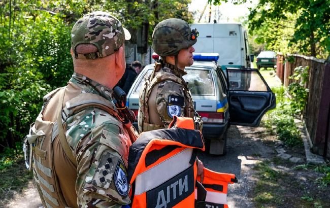 Спали під звуки обстрілів. Поліцейські евакуювали двох дітей з-під Авдіївки (відео)