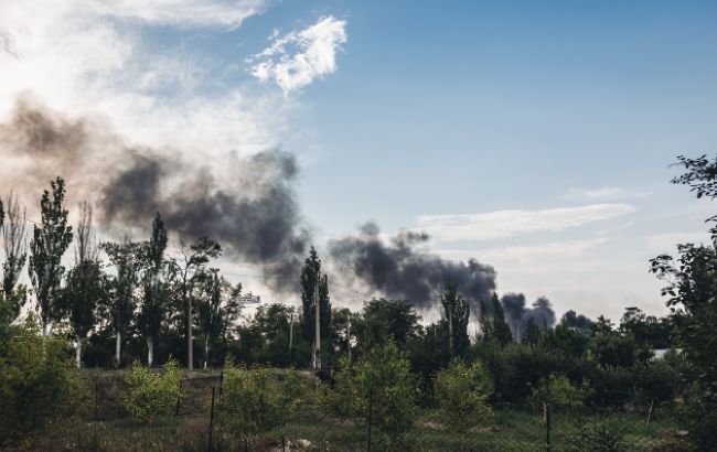 В окупованому Донецьку повідомляють про "приліт", у місті видніється дим