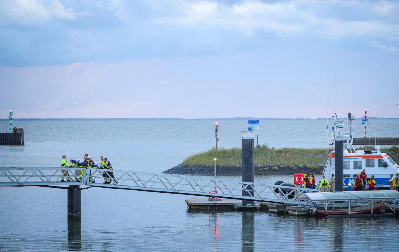 Возле Нидерландов загорелся грузовой корабль с автомобилями: есть жертва и  раненые. Читайте на UKR.NET