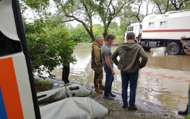 В российском Уссурийске прорвало дамбу, город уходит под воду (видео)