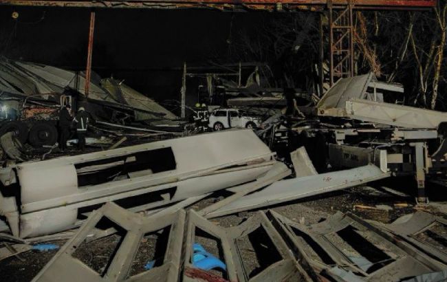 В Одесі впали уламки збитих "шахедів": спалахнула пожежа, є постраждалі