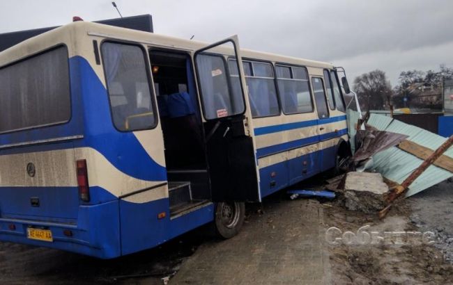 Під Дніпром сталося ДТП через смерть водія, люди вистрибували на ходу