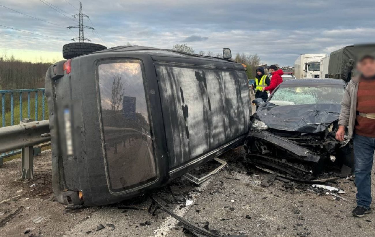 На объездной Львова произошло серьезное ДТП: движение на трассе Киев-Чоп  ограничили. Читайте на UKR.NET