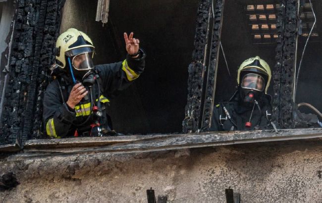 У Києві спалахнула пожежа біля торгового центра (фото, відео)