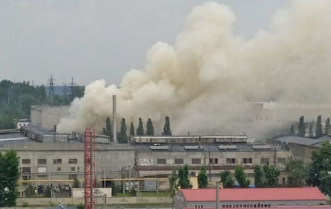 В Єкатеринбурзі спалахнула пожежа біля військового заводу, який виробляє САУ (відео)