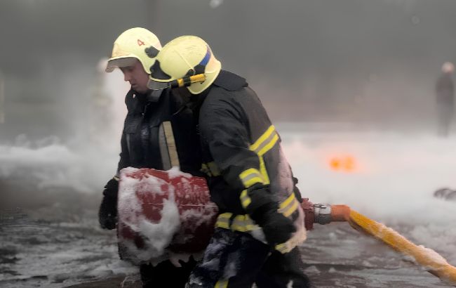 Рятувальники показали, як гасили масштабну пожежу на Прикарпатті після нічної атаки