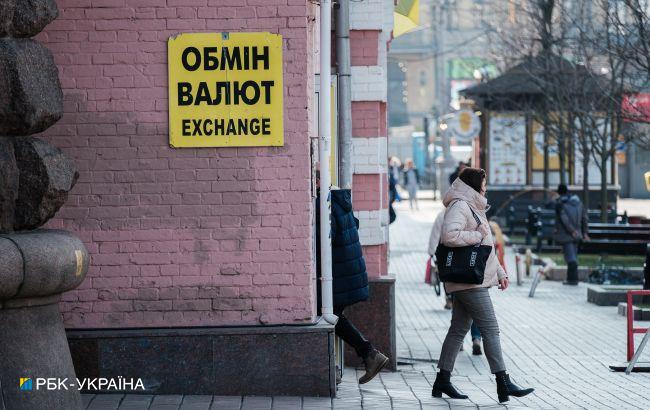 Долар подешевшав на початку місяця: свіжі курси в обмінниках