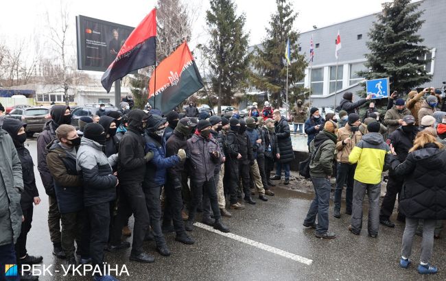 Протест під телеканалом "НАШ": мітингувальники перекрили вулицю