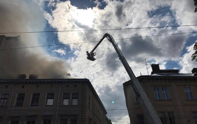 Пожар в доме в центре Львова ликвидирован, одного из спасателей госпитализировали