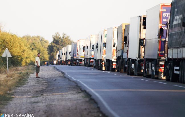 Из-за санкций ЕС на границе Беларуси и Польши застряли сотни грузовиков