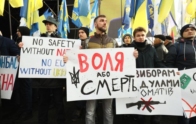 У Києві на Майдані почалося віче "Червоні лінії"