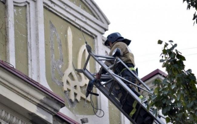 У Донецьку демонтували герби України з будівлі в центрі міста