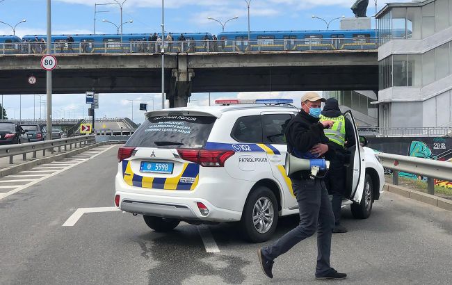 З'явилося фото чоловіка, що загрожує підірвати міст Метро в Києві