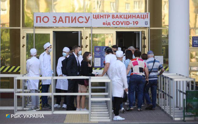 Стало відомо, скільки людей отримали щеплення у Центрі вакцинації в Києві за три тижні