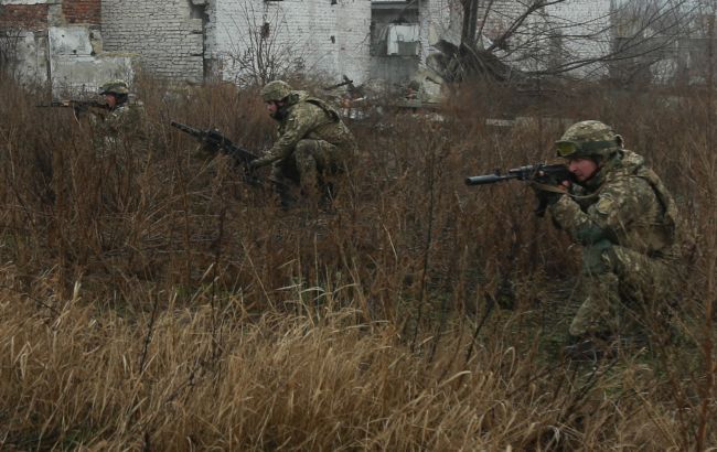 Бойовики на Донбасі стріляли по військовим зі снайперської зброї