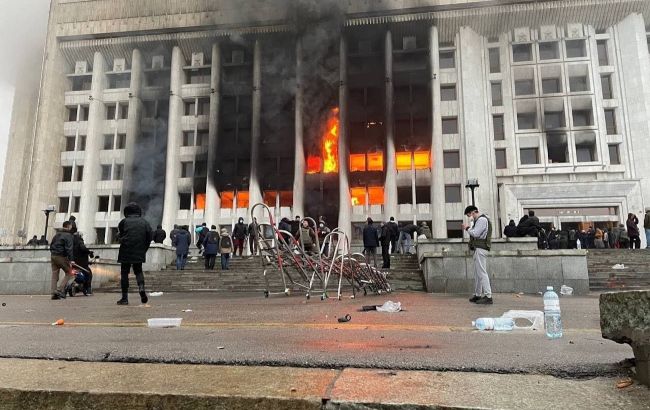 Вимагають виходу в ефір. В Алмати протестувальники захопили корпункт одного з телеканалів