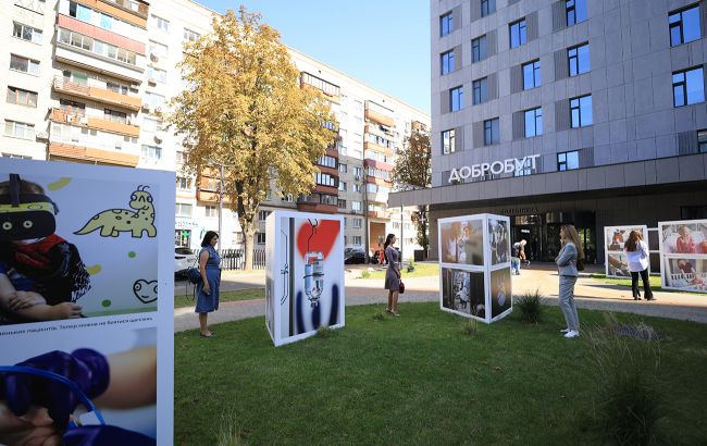 У Києві відкрили благодійну фотовиставку, присвячену роботі медиків