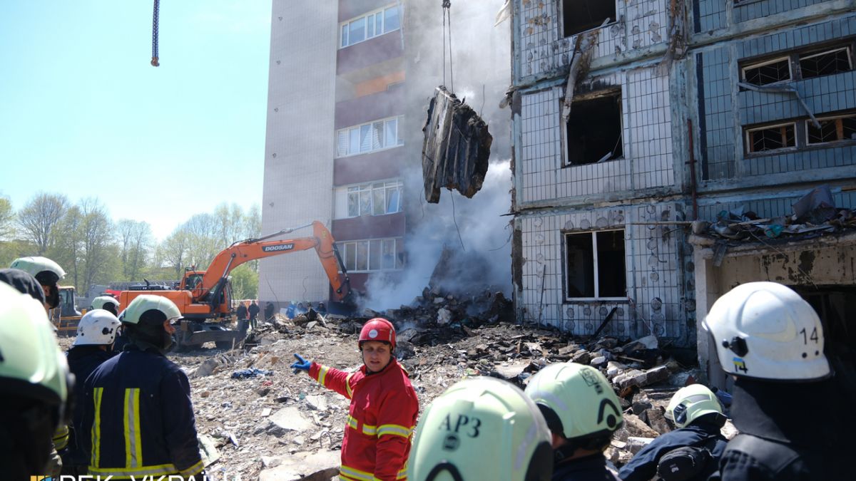 Удар по дому Умани - 29 апреля во время разбора завалов вспыхнул пожар |  РБК Украина