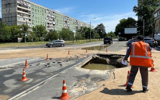 У Києві на Лівому березі прорвало водопровід. Рух по вулиці ускладнений