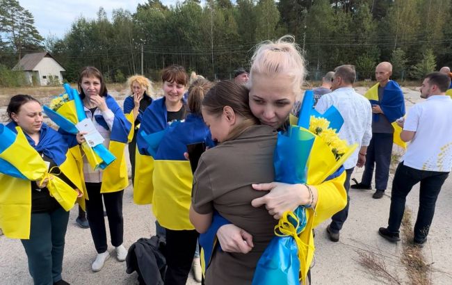 В Украину после двух лет плена вернулись 15 бойцов "Азова"