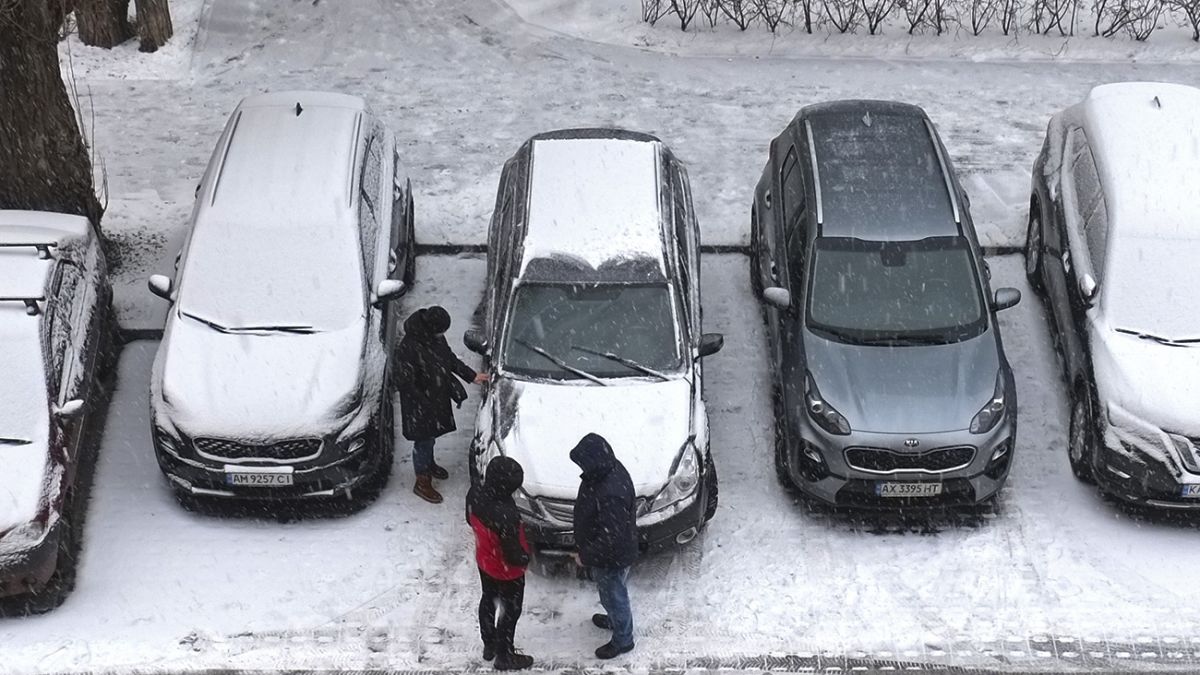 Очистить автомобиль от снега быстро и правильно - полезные советы водителям  | РБК-Україна