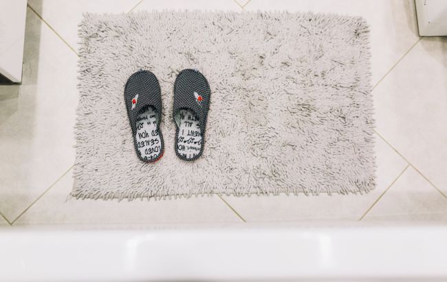 Предотвратить распространение бактерий: как часто мыть коврик в ванной