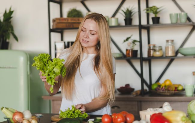 Гастроэнтеролог назвала 4 продукта, которые защищают организм от солнечных лучей