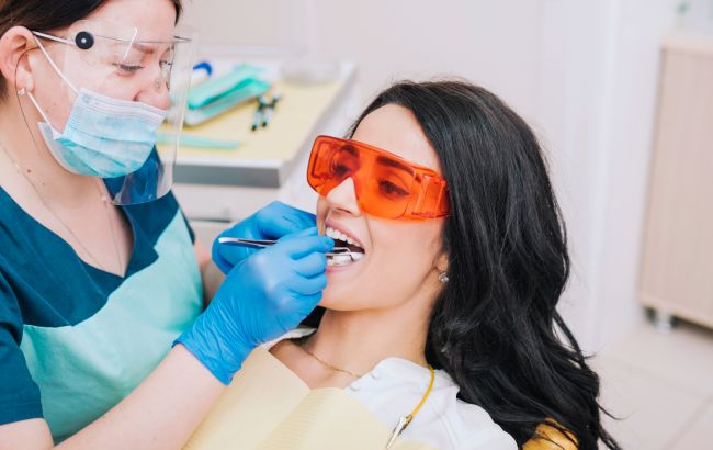 Стоматолог назвав 3 способи, які допоможуть безпечно відбілити зуби