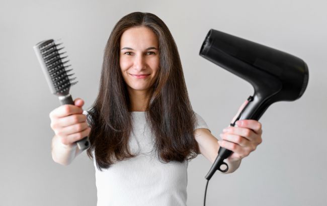 Сушите мокре волосся феном? Ось чому його необхідно чистити
