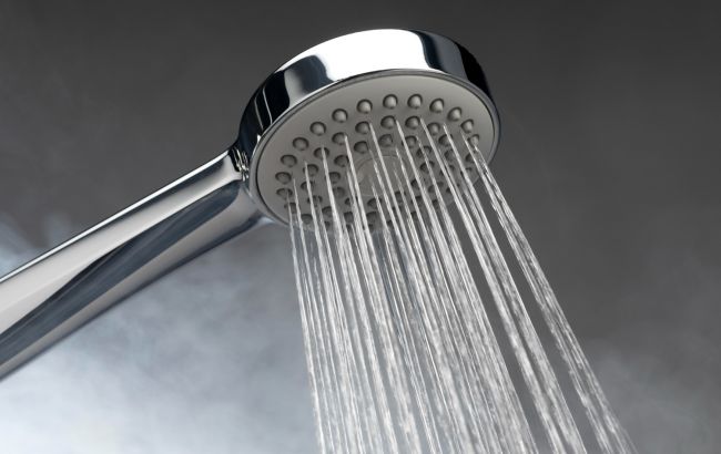 Зменшує тиск води: як і коли прочищати душову лійку