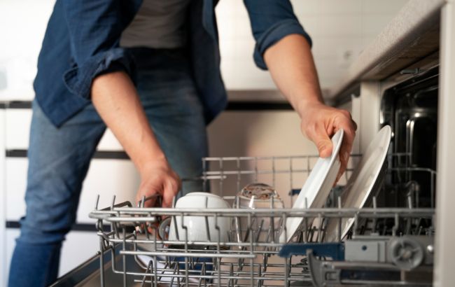 10 речей, які ніколи не варто мити в посудомийній машині