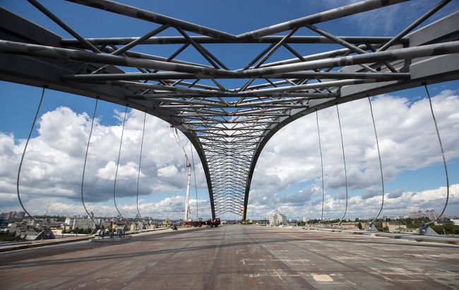 Невідомі вивезли з будівництва Подільсько-Воскресенського моста частину споруджень