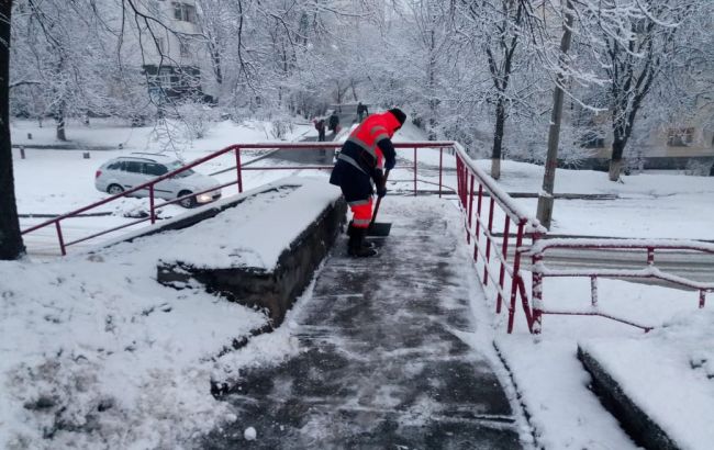 На вулицях Києва з ночі працює 367 снігоприбиральних машин