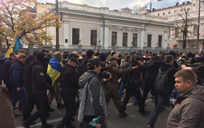 В ході зіткнень під Радою постраждав учасник АТО