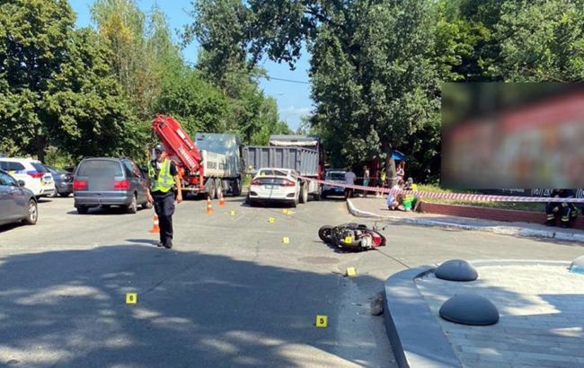 У Києві в потрійному ДТП загинула водій мопеда: її тіло рятувальники дістали з-під вантажівки