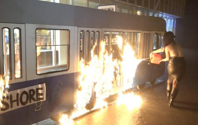 В Виннице полуобнаженная активистка Femen сожгла "трамвай"