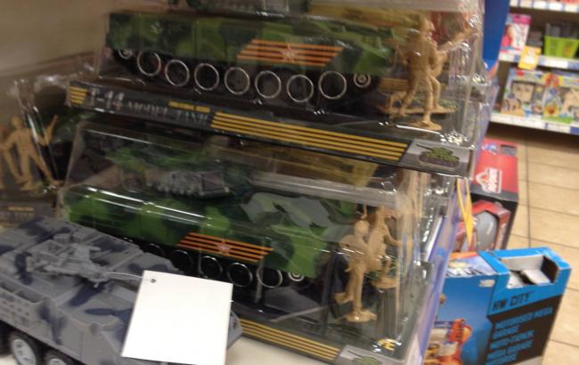 "Кац*пские танки вошли в столицу": в супермаркете Киева снова заметили российские игрушки