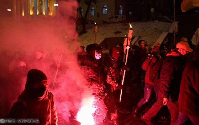 Біля будівлі МВС почалися сутички між мітингувальниками і правоохоронцями