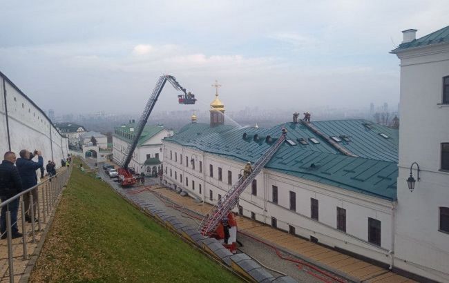 Журналістам не дозволяли знімати пожежу в Києво-Печерській лаврі. Поліція порушила справу