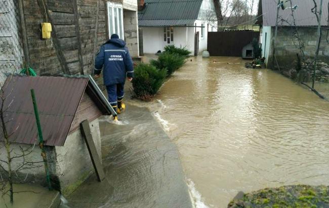 Паводок на Закарпатті: вода затопила дороги, господарства та угіддя