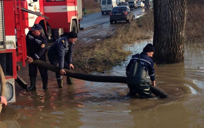 Паводок на Закарпатье: водоснабжение в Мукачево восстановят до 20 декабря