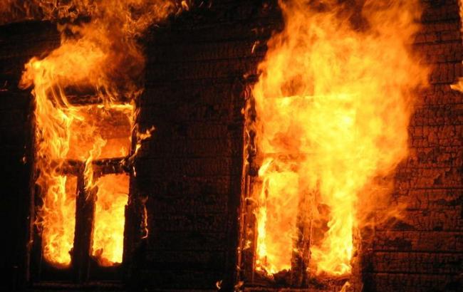 Кировоградский герой: полицейский вынес женщину из горящего дома
