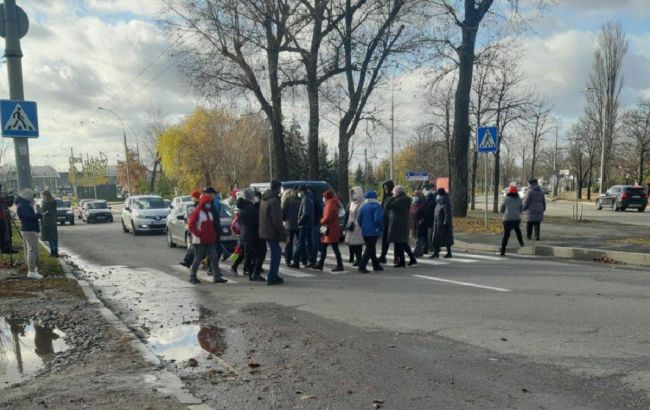 Киевляне из-за холодных батарей перекрыли дорогу: митингующая бросалась под колеса