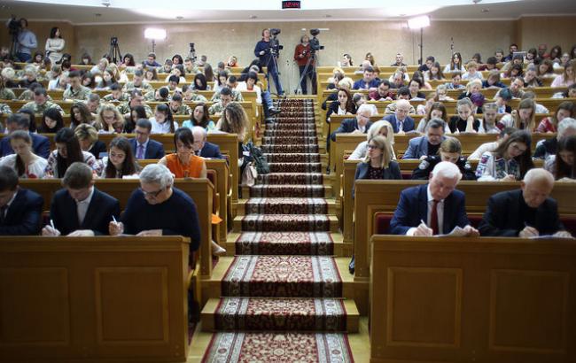День украинской письменности и языка: в Киеве прошел диктант национального единства (фото)