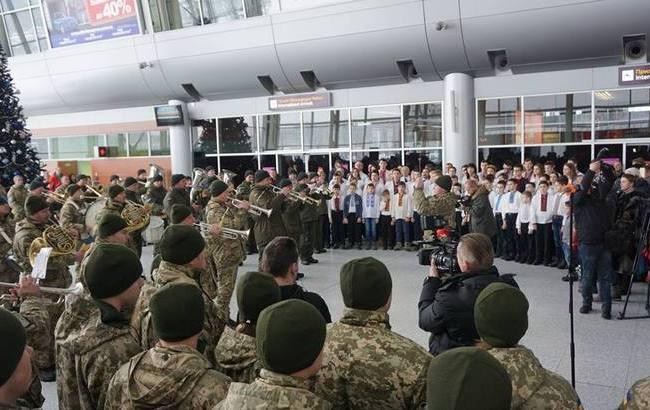 Відвідувачів львівського аеропорту вразив виступ військового оркестру