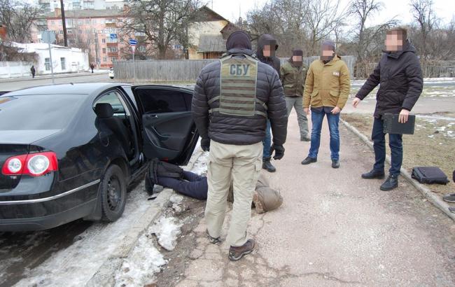 В Чернигове задержали организованную полицейским группировку торговцев оружием