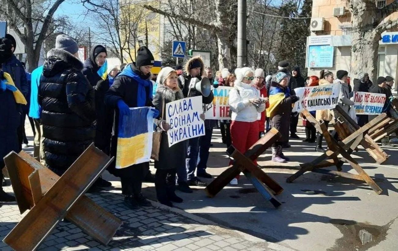 Херсон сегодня новости последнего. Референдум в Херсоне 2022. Протесты в Херсоне. Пикеты против войны с Украиной. Харьковская народная Республика.