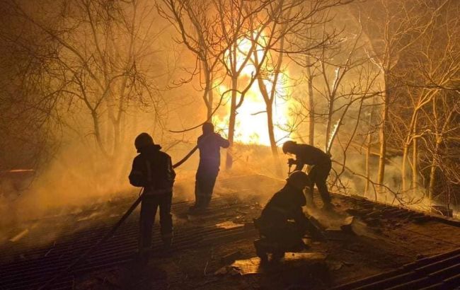 Масштабні пожежі і жертви: окупанти обстріляли Інгульський район Миколаєва