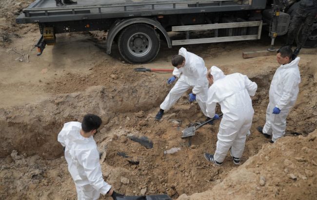 У братській могилі в Бучі виявили тіло поліцейського: його застрелив російський снайпер